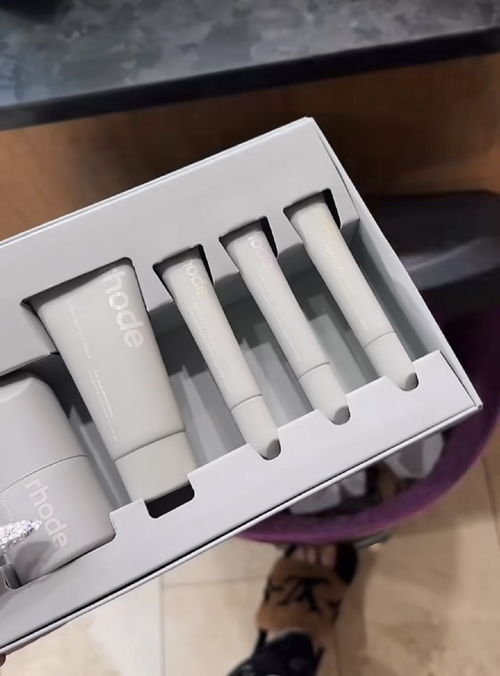 J姐怒斥海莉產品“無聊”，為支持賽琳娜當眾扔進垃圾桶